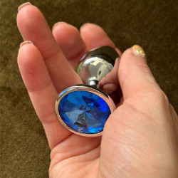 Plug mit blauem Stein